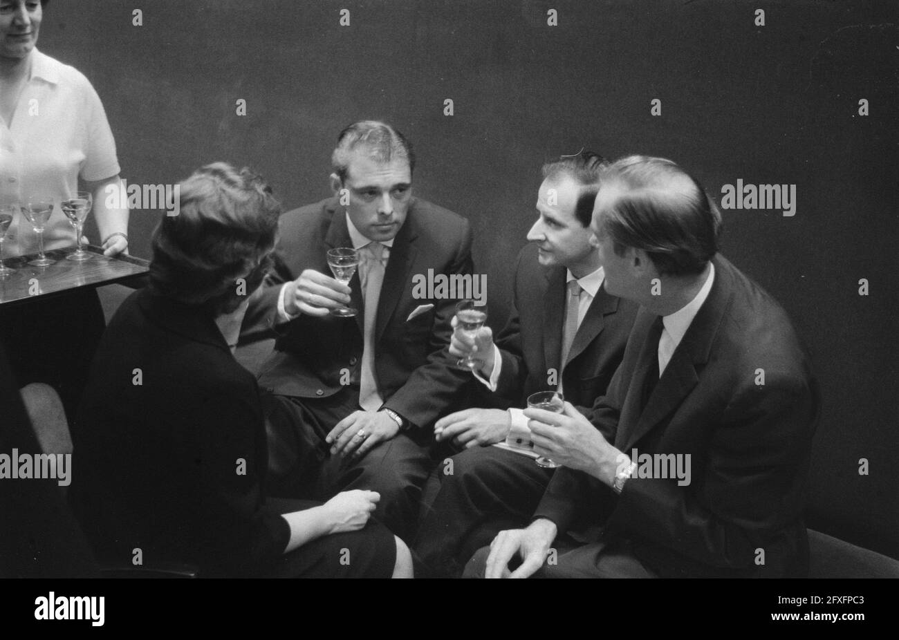 Prince Bernhard Fund television award presented to Milo Anstadt, from left to right [unknown], Piet te Nuyl, Milo Anstadt and Eric de Vries, October 6, 1960, television awards, presentations, The Netherlands, 20th century press agency photo, news to remember, documentary, historic photography 1945-1990, visual stories, human history of the Twentieth Century, capturing moments in time Stock Photo