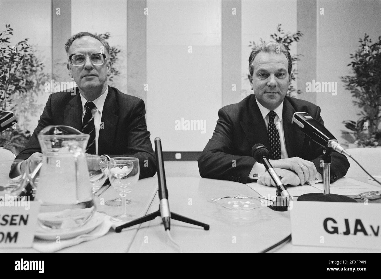 W.E. Scherpenhuijsen Rom (NMB) and G.J.A. van der Lugt (r), February 17, 1989, banks, press conferences, The Netherlands, 20th century press agency photo, news to remember, documentary, historic photography 1945-1990, visual stories, human history of the Twentieth Century, capturing moments in time Stock Photo