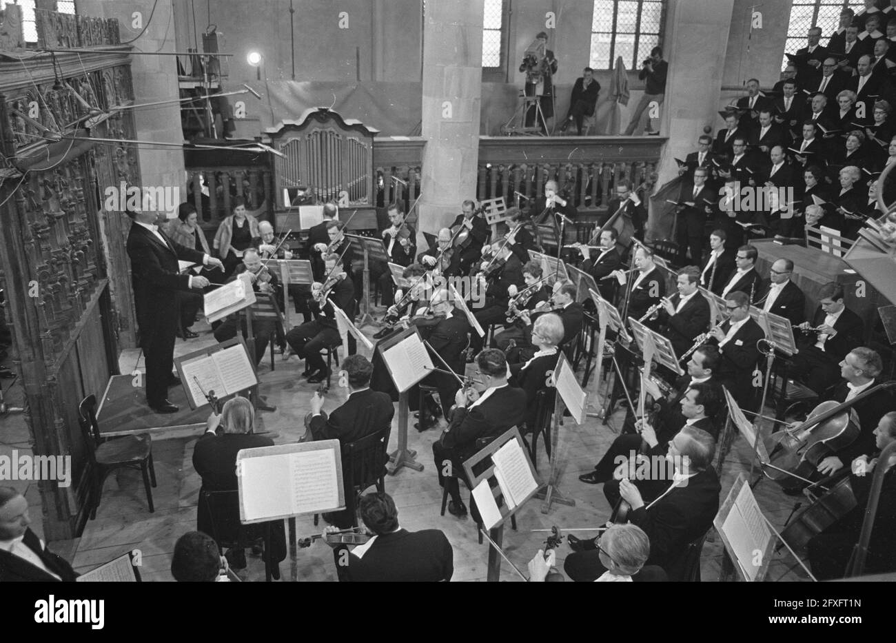 Performance of the St. Matthew Passion in the Grote Kerk in Naarden, the Netherlands, April 12, 1968, churches, orchestras, The Netherlands, 20th century press agency photo, news to remember, documentary, historic photography 1945-1990, visual stories, human history of the Twentieth Century, capturing moments in time Stock Photo