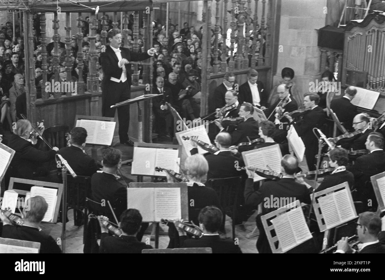 Performance of the St. Matthew Passion in the Grote Kerk in Naarden, the Netherlands, April 12, 1968, churches, orchestras, The Netherlands, 20th century press agency photo, news to remember, documentary, historic photography 1945-1990, visual stories, human history of the Twentieth Century, capturing moments in time Stock Photo