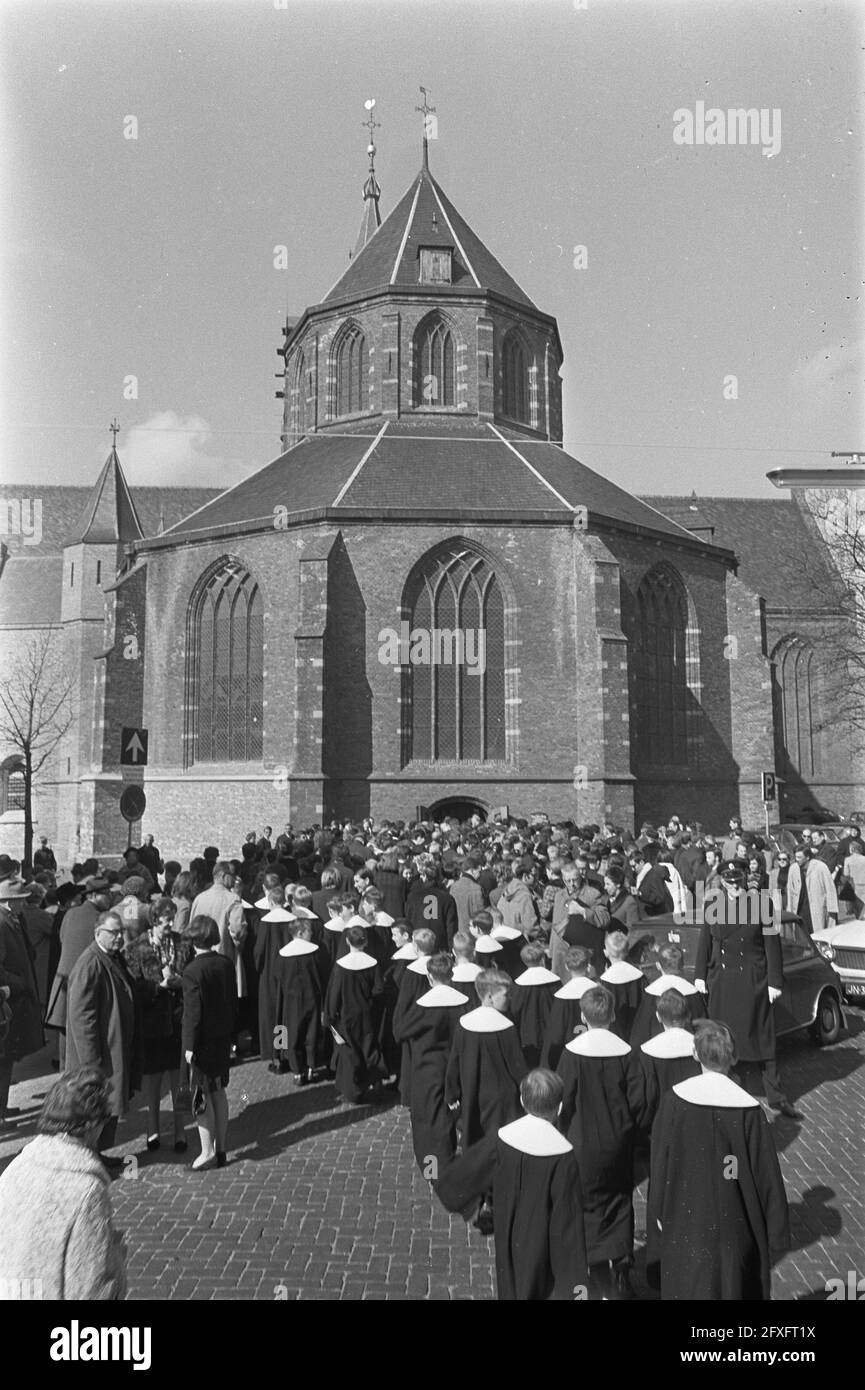 Performance of the St. Matthew Passion in Grote Kerk in Naarden. Crowds at Grote Kerk, April 12, 1968, churches, The Netherlands, 20th century press agency photo, news to remember, documentary, historic photography 1945-1990, visual stories, human history of the Twentieth Century, capturing moments in time Stock Photo