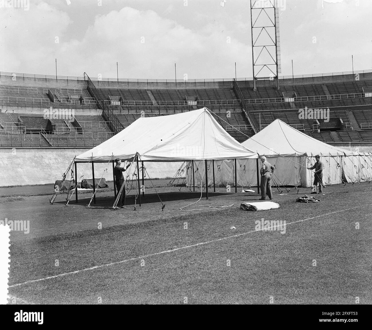 Setting out tents in stadium for riders' quarters Dutch team Tour de France, July 1, 1954, riders' quarters, stadiums, tents, cycling, cycling racing, The Netherlands, 20th century press agency photo, news to remember, documentary, historic photography 1945-1990, visual stories, human history of the Twentieth Century, capturing moments in time Stock Photo