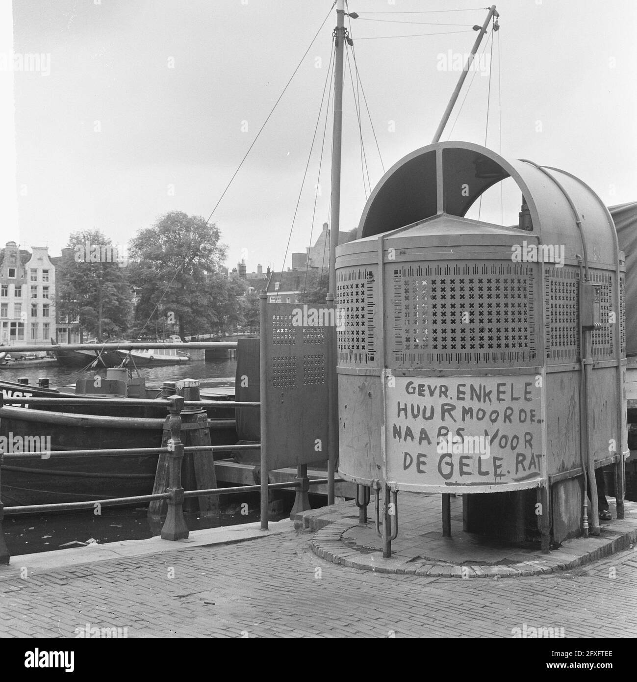 Corner urinal Black and White Stock Photos & Images Alamy