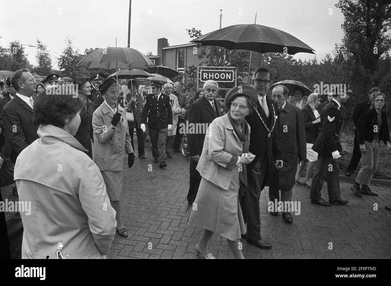 Queen Juliana visits the municipalities of Rhoon, Poortugaal and Maassluis ( South Holland ); behind the queen Commissioner Klaasesz, September 24, 1971, visits, mayors, queens, umbrellas, The Netherlands, 20th century press agency photo, news to remember, documentary, historic photography 1945-1990, visual stories, human history of the Twentieth Century, capturing moments in time Stock Photo