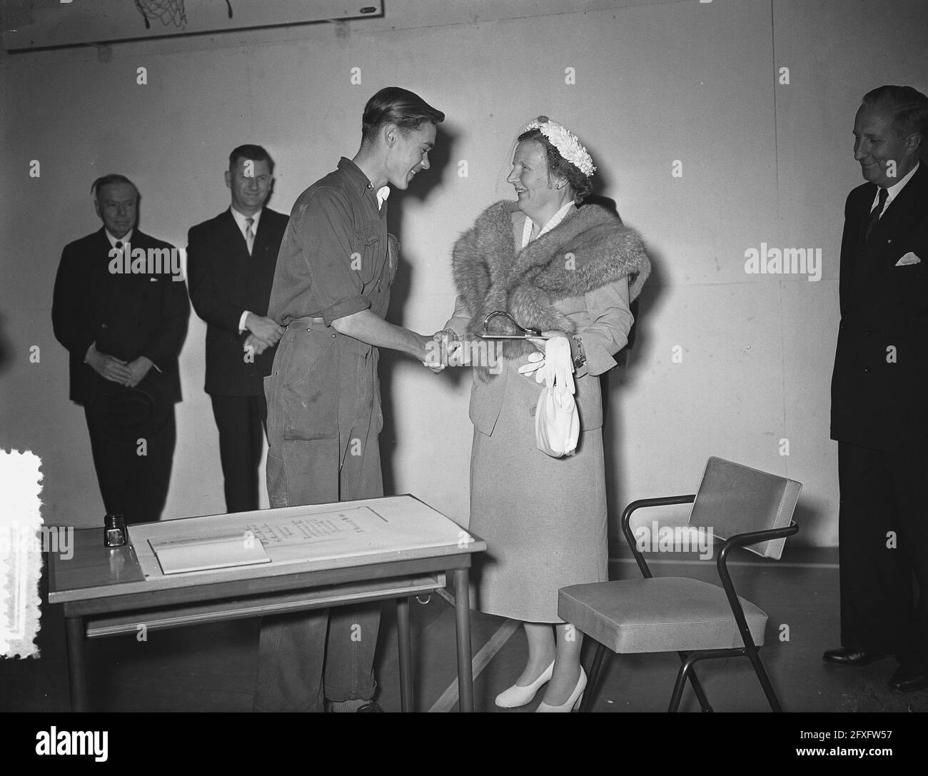 Queen Juliana visits the Havenvakschool (N.V. Thomsens) in Rotterdam, May 31, 1954, queens, The Netherlands, 20th century press agency photo, news to remember, documentary, historic photography 1945-1990, visual stories, human history of the Twentieth Century, capturing moments in time Stock Photo