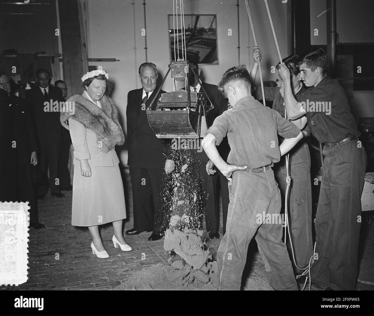 Queen Juliana visits the Havenvakschool (N.V. Thomsens) in Rotterdam, May 31, 1954, Queen, The Netherlands, 20th century press agency photo, news to remember, documentary, historic photography 1945-1990, visual stories, human history of the Twentieth Century, capturing moments in time Stock Photo