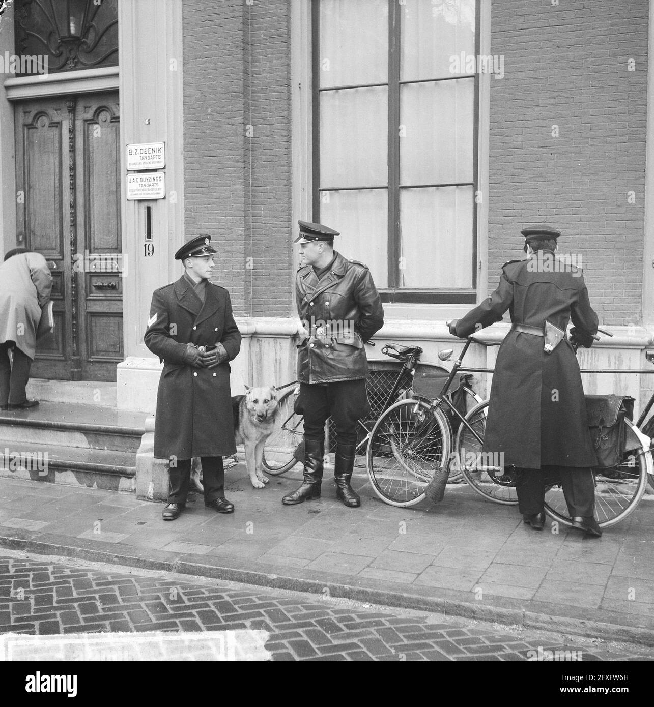 Utrecht. First day hearing Baarn murder case: policemen supervise in Hamburgerstraat near courthouse, 25 March 1963, POLICE, murder, justice, supervision, uniforms, The Netherlands, 20th century press agency photo, news to remember, documentary, historic photography 1945-1990, visual stories, human history of the Twentieth Century, capturing moments in time Stock Photo