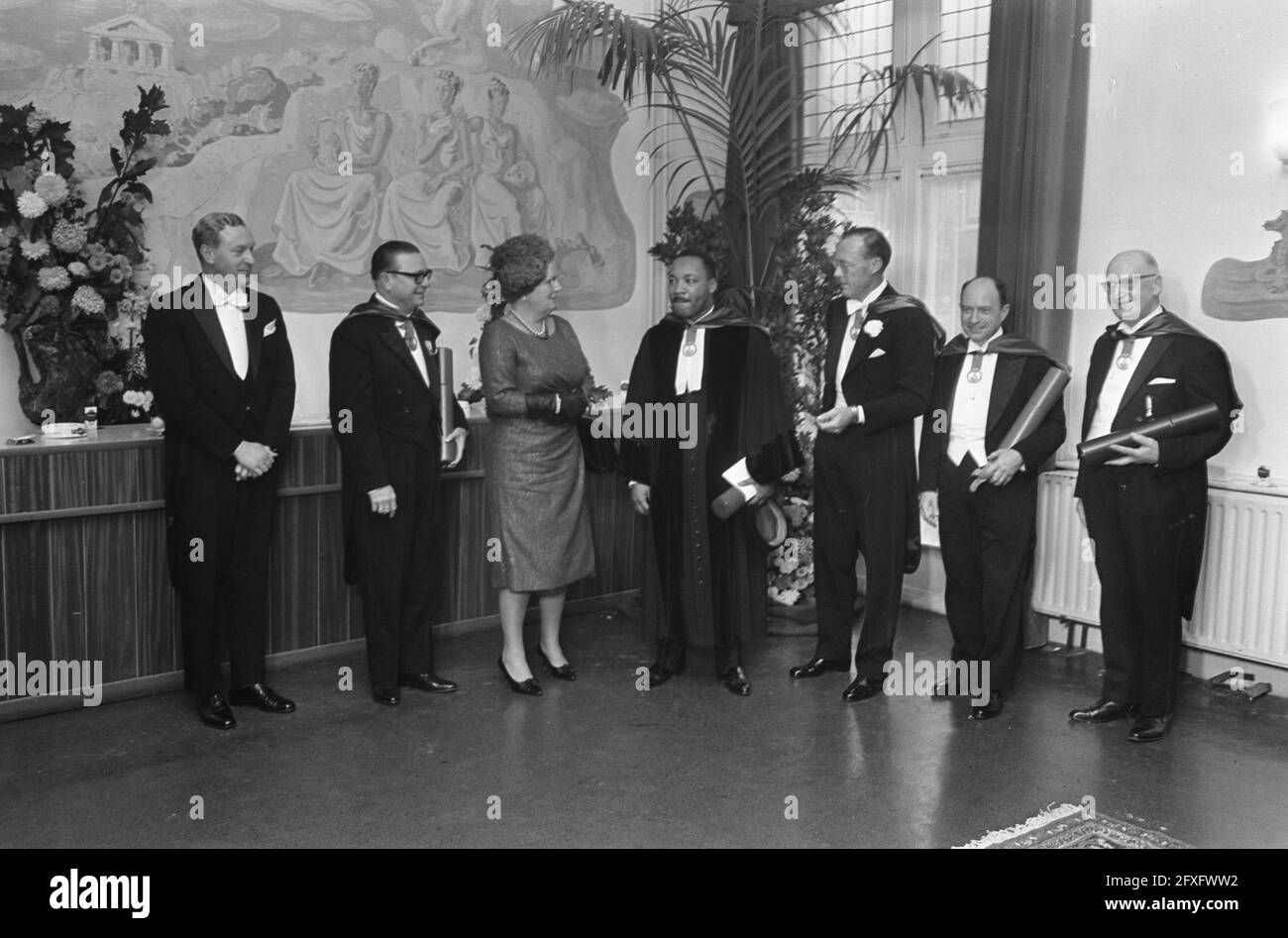 From left to right W. Gibson Parker (replacing Paul G. Hoffman), E. Jonckheer, Queen Juliana, Dr. Martin Luther King, Prince Bernhard, Prof. Jacques Ellul and C. Rijnsdorp, October 20, 1965, honorary doctorates, professors, ceremonies, princes, The Netherlands, 20th century press agency photo, news to remember, documentary, historic photography 1945-1990, visual stories, human history of the Twentieth Century, capturing moments in time Stock Photo