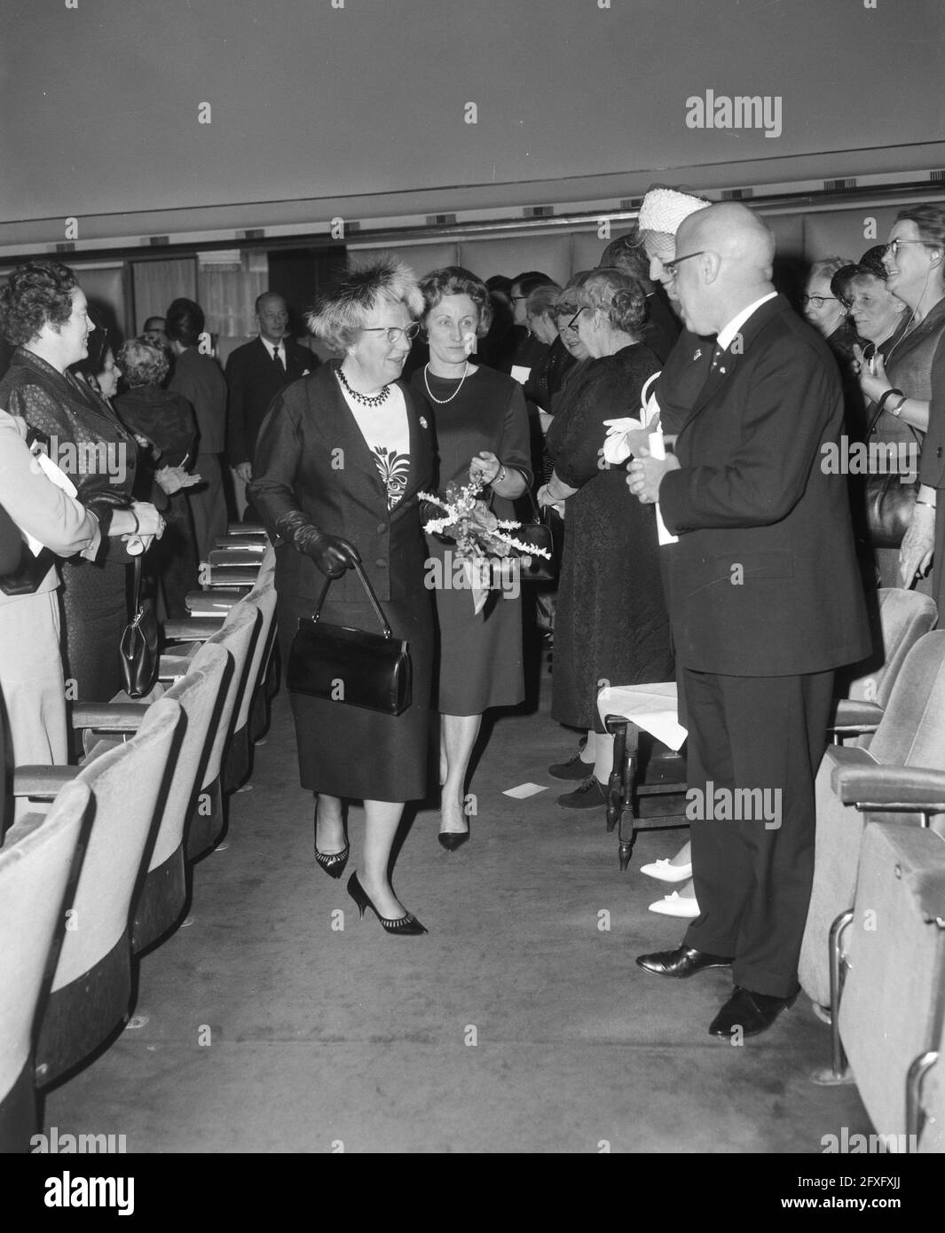 V.l.n.r. Prof.Dr. Bot, Queen Juliana and Mrs. Y.M. Stoffels, March 14,  1964, manifestations, theaters, The Netherlands, 20th century press agency  photo, news to remember, documentary, historic photography 1945-1990,  visual stories, human history