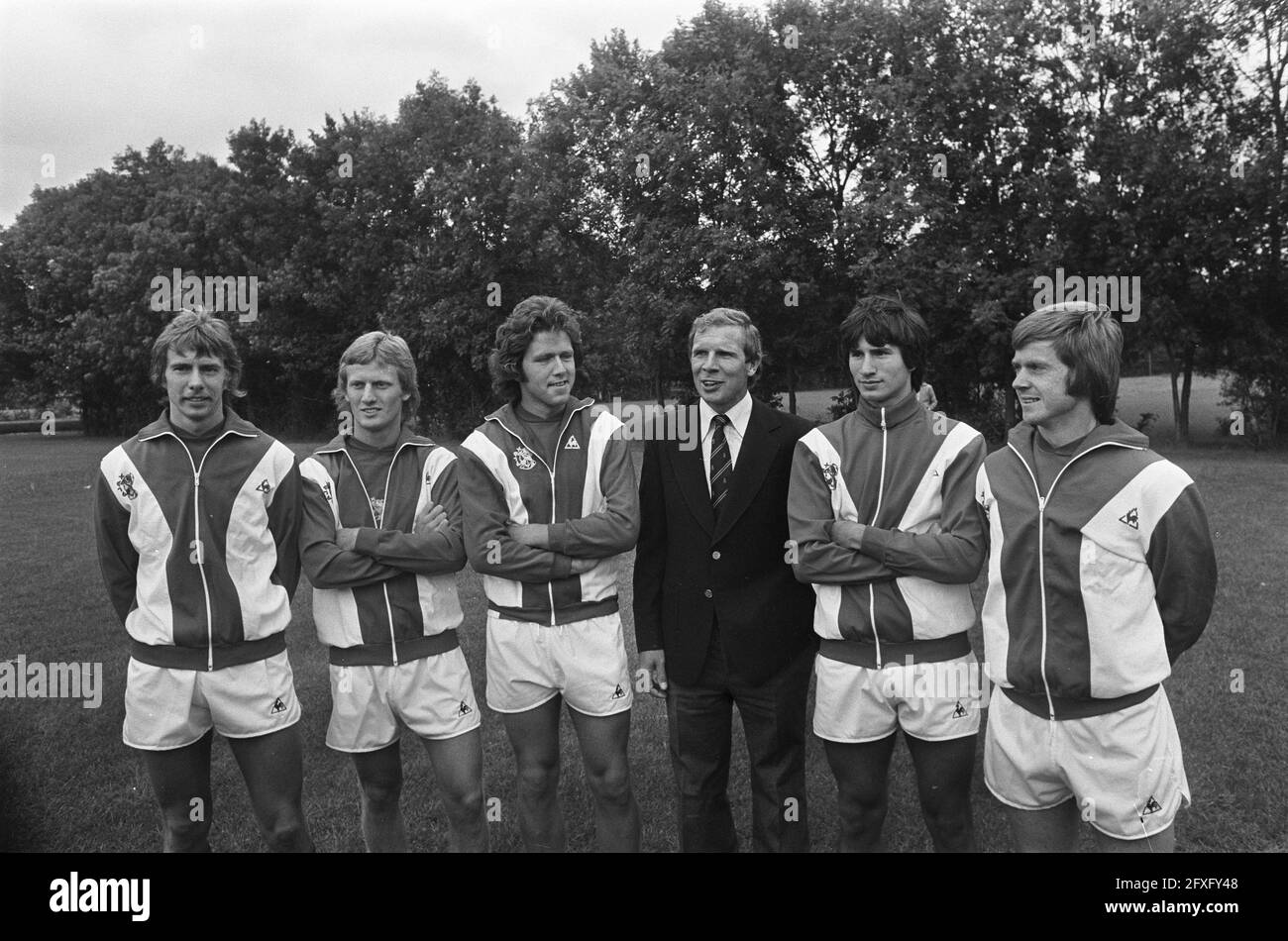 From left to right: Wickel, Helling, Meijer, manager Kraay, Ling and Seeghers, July 15, 1975, sports, soccer, The Netherlands, 20th century press agency photo, news to remember, documentary, historic photography 1945-1990, visual stories, human history of the Twentieth Century, capturing moments in time Stock Photo
