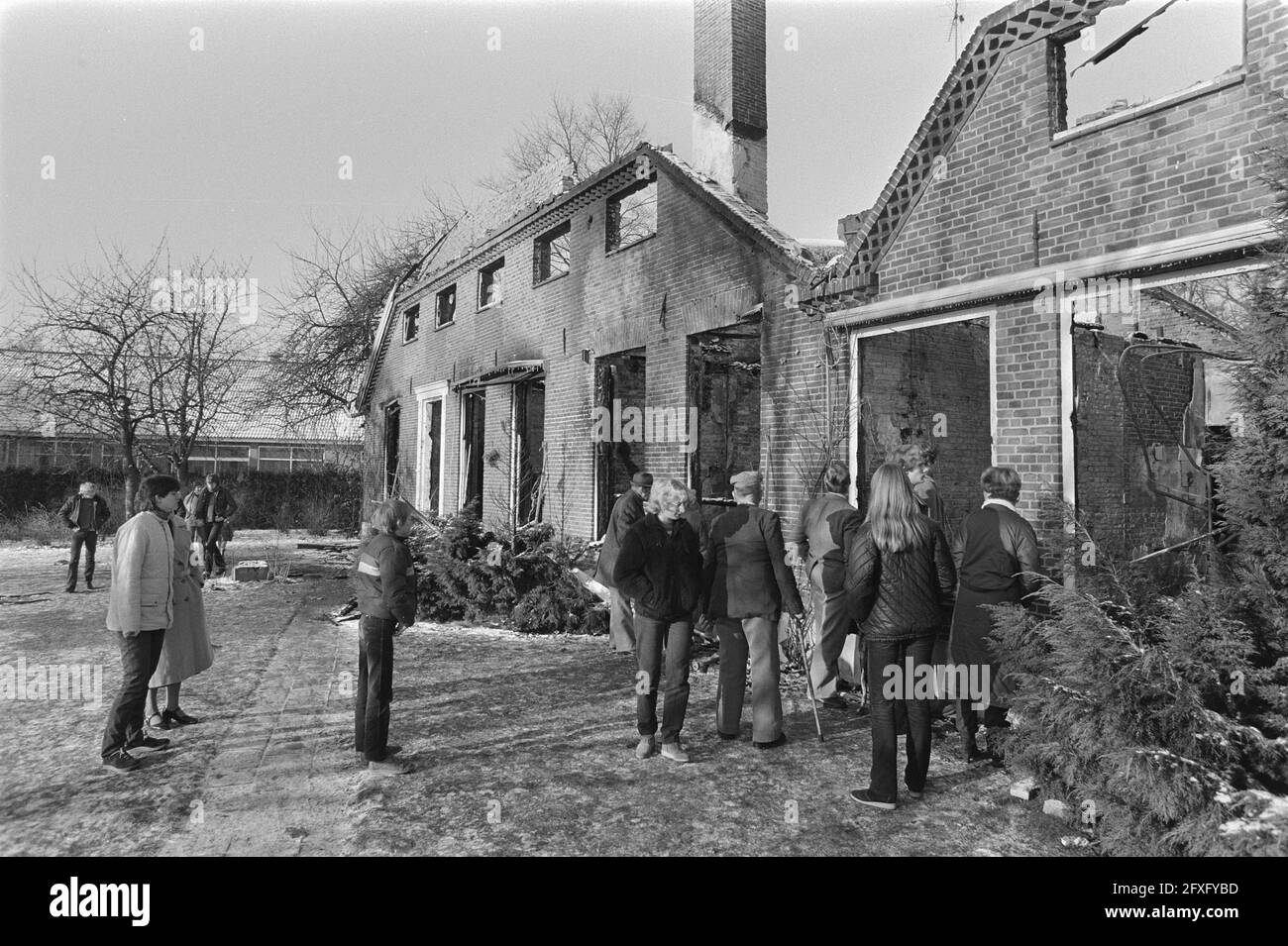 Holiday complex Groot Deunk in Barlo that the Bhagwan movement had wanted to buy has burned out. Residents of Barlo, January 10, 1982, fires, properties, The Netherlands, 20th century press agency photo, news to remember, documentary, historic photography 1945-1990, visual stories, human history of the Twentieth Century, capturing moments in time Stock Photo