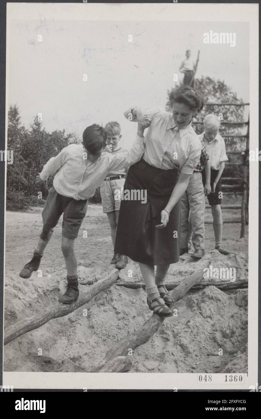 Holiday camp Oude Molen for war orphans and disabled children of the foundation Het Vierde Prinsenkind, August 27, 1951, camps, children, games, second world war, The Netherlands, 20th century press agency photo, news to remember, documentary, historic photography 1945-1990, visual stories, human history of the Twentieth Century, capturing moments in time Stock Photo