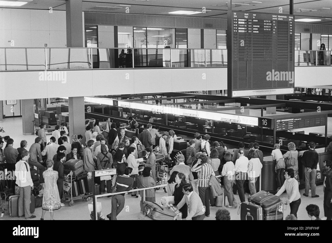 Holiday exodus started, crowds at Schiphol, July 2, 1981, vacations, departures, The Netherlands, 20th century press agency photo, news to remember, documentary, historic photography 1945-1990, visual stories, human history of the Twentieth Century, capturing moments in time Stock Photo