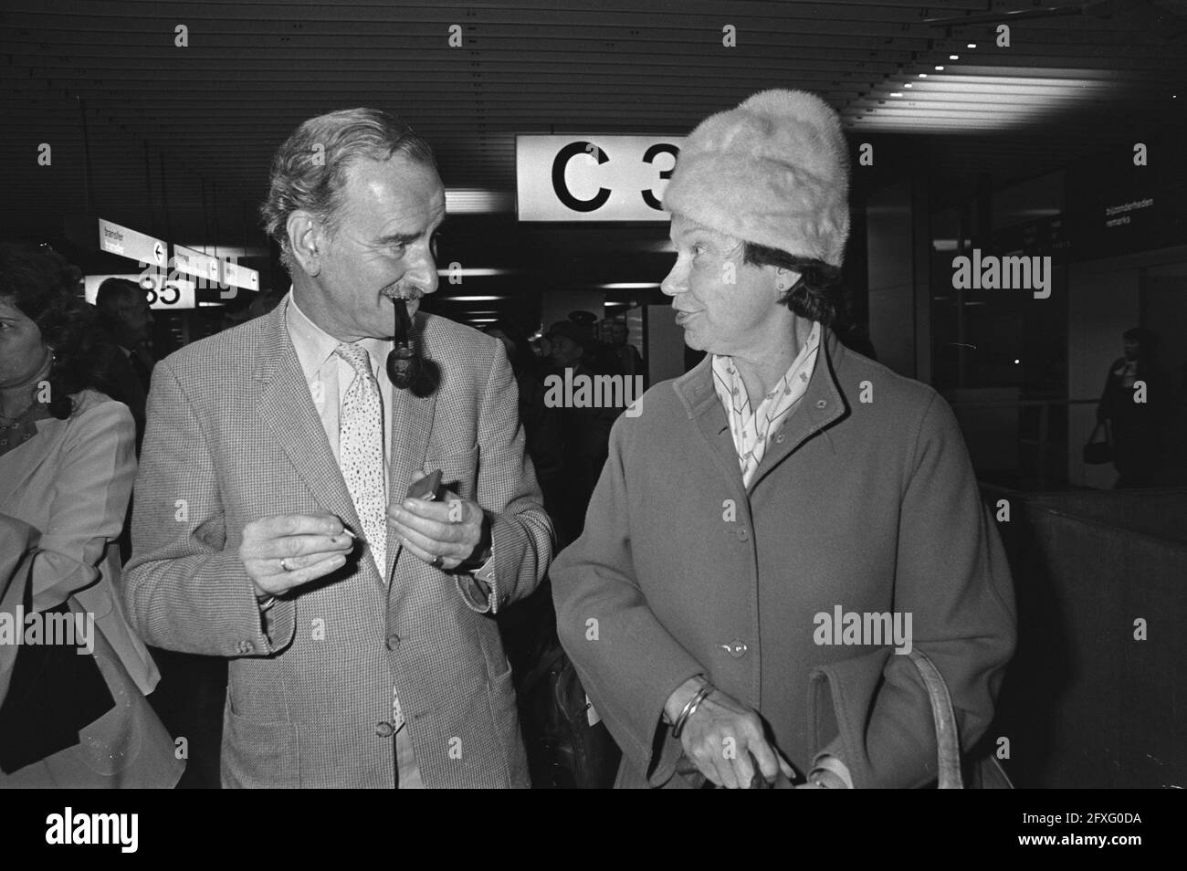 This morning Van der Klaauw returned from trip to Kuwait and Qatar, Van der Klaauw was greeted at Schiphol by his wife, January 6, 1981, arrivals, ministers, The Netherlands, 20th century press agency photo, news to remember, documentary, historic photography 1945-1990, visual stories, human history of the Twentieth Century, capturing moments in time Stock Photo