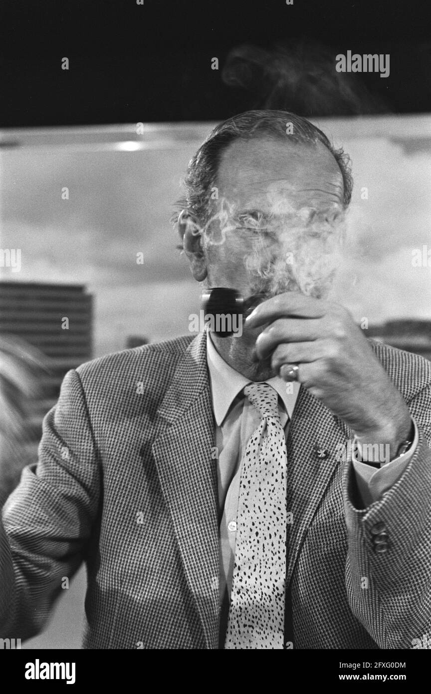 This morning Van der Klaauw returned from trip to Kuwait and Qatar, Van der Klaauw at Schiphol, January 6, 1981, arrivals, ministers, pipes, The Netherlands, 20th century press agency photo, news to remember, documentary, historic photography 1945-1990, visual stories, human history of the Twentieth Century, capturing moments in time Stock Photo