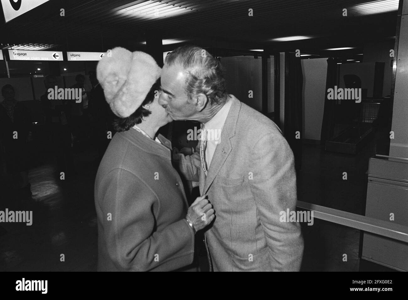 This morning Van der Klaauw returned from trip to Kuwait and Qatar, Van der Klaauw was greeted at Schiphol by his wife, January 6, 1981, arrivals, ministers, The Netherlands, 20th century press agency photo, news to remember, documentary, historic photography 1945-1990, visual stories, human history of the Twentieth Century, capturing moments in time Stock Photo