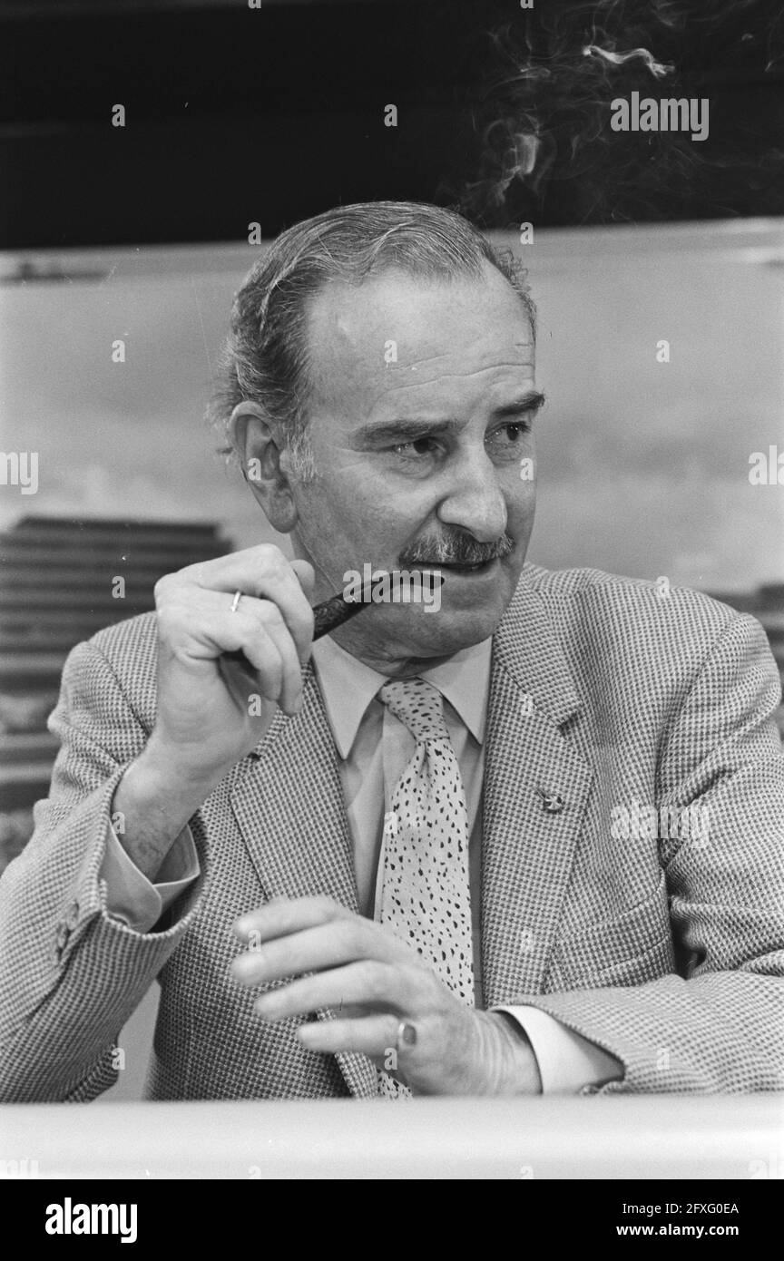 This morning Van der Klaauw returned from trip to Kuwait and Qatar, at Schiphol (head), January 6, 1981, ministers, pipes, The Netherlands, 20th century press agency photo, news to remember, documentary, historic photography 1945-1990, visual stories, human history of the Twentieth Century, capturing moments in time Stock Photo
