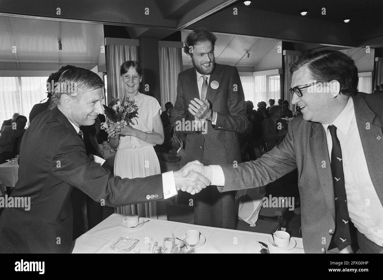 Van Agt house keys to 50,000th resident of Lelystad; Van Agt congratulates mayor Gruyters, Visser couple (49,999 and 50,000th residents), June 30, 1982, mayors, couples, house keys, handovers, The Netherlands, 20th century press agency photo, news to remember, documentary, historic photography 1945-1990, visual stories, human history of the Twentieth Century, capturing moments in time Stock Photo