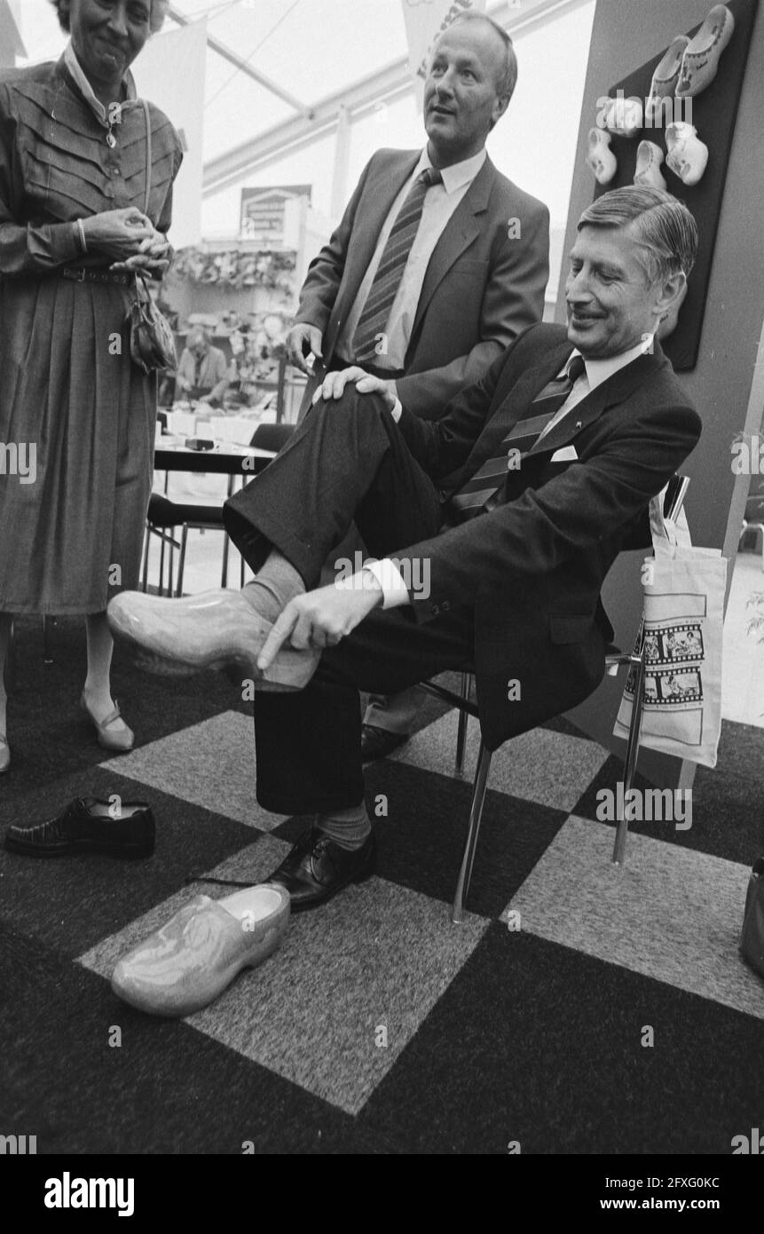 Van Agt receives golden wooden shoe at the opening of the Nat Klompenbeurs in St Oedenrode, Mr. Van Agt walked around the fair wearing wooden shoes, 5 October 1984, KLOMPEN, Openings, fairs, guided tours, The Netherlands, 20th century press agency photo, news to remember, documentary, historic photography 1945-1990, visual stories, human history of the Twentieth Century, capturing moments in time Stock Photo