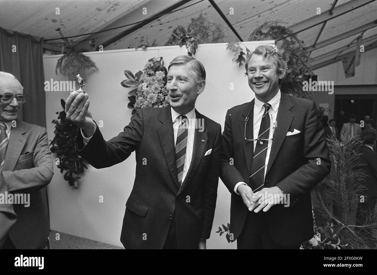 Van Agt receives golden wooden shoe at the opening of the Nat Klompenbeurs in St Oedenrode, the tour of the fair was done by Mr. Van Agt on wooden shoes, 5 October 1984, KLOMPEN, Openings, tours, The Netherlands, 20th century press agency photo, news to remember, documentary, historic photography 1945-1990, visual stories, human history of the Twentieth Century, capturing moments in time Stock Photo