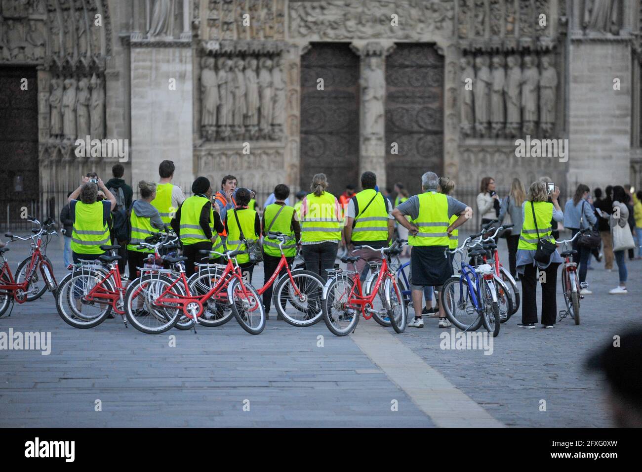 Paris notre dame bicycle hi res stock photography and images