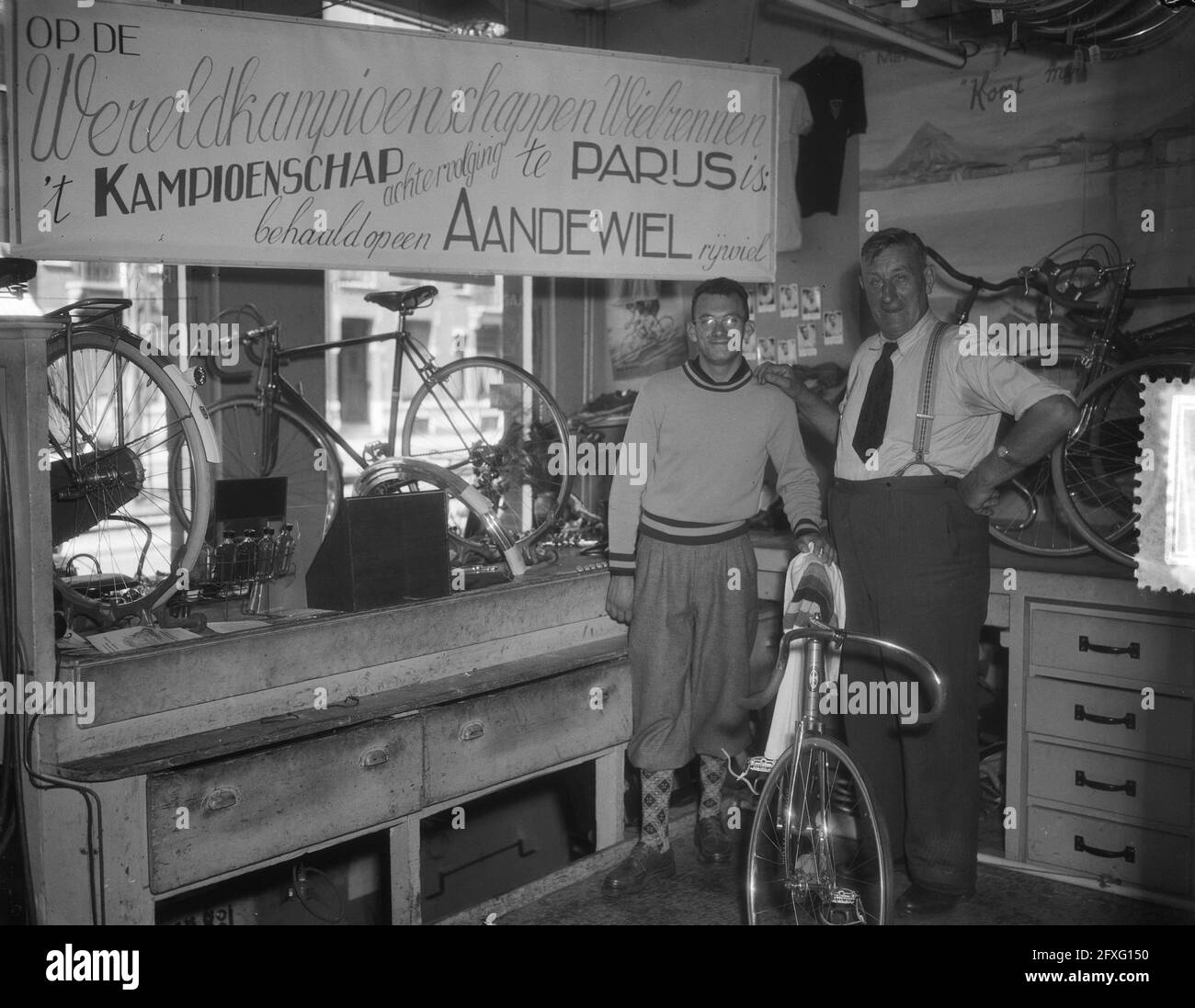 Van Heusden with tandem wheel in the case, September 1, 1952, racing bicycles, The Netherlands, 20th century press agency photo, news to remember, documentary, historic photography 1945-1990, visual stories, human history of the Twentieth Century, capturing moments in time Stock Photo