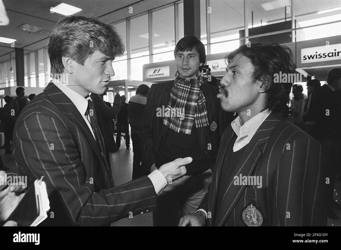 From left to right Jan Peters, Tjeu La Ling and Simon Tahamata in conversation at Schiphol Airport before departure, November 16, 1981, sports, airports, soccer players, The Netherlands, 20th century press agency photo, news to remember, documentary, historic photography 1945-1990, visual stories, human history of the Twentieth Century, capturing moments in time Stock Photo
