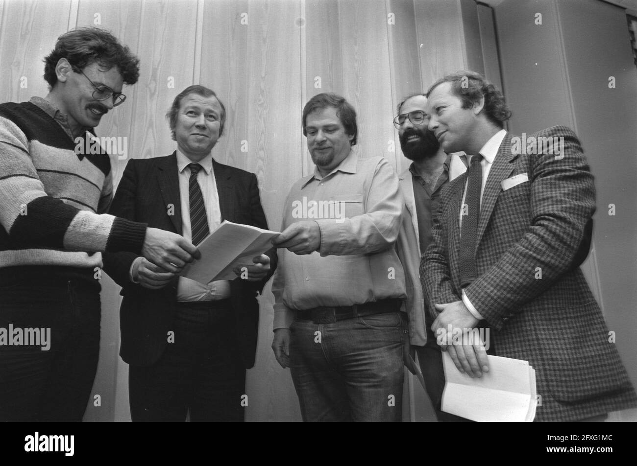 From left to right alderman Duivesteijn (PvdA, The Hague), minister Van Dam (PvdA), aldermen Schaefer (PvdA, Amsterdam) and Van Hassel (PvdA, Utrecht), November 12, 1981, ministers, reports, urban renewal, aldermen, The Netherlands, 20th century press agency photo, news to remember, documentary, historic photography 1945-1990, visual stories, human history of the Twentieth Century, capturing moments in time Stock Photo