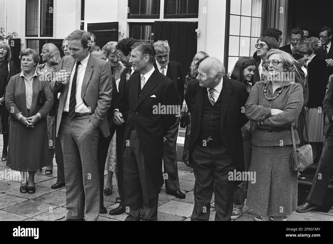 From left to right Terlouw, Van Agt, Den Uyl and his wife in the garden ...