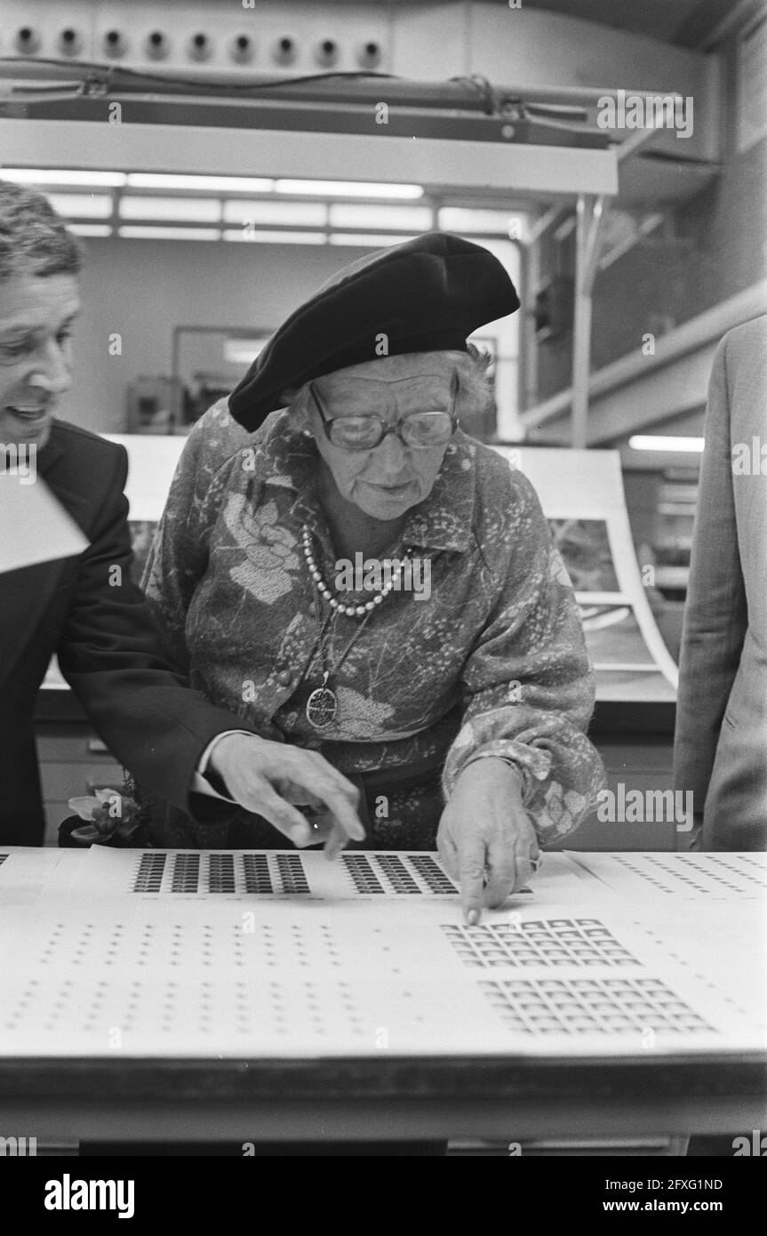 Queen Juliana visits Fa. Joh. Enschede in Haarlem; Queen Juliana looks at printed stamps, September 29, 1978, POSTAGE Stamps, queens, The Netherlands, 20th century press agency photo, news to remember, documentary, historic photography 1945-1990, visual stories, human history of the Twentieth Century, capturing moments in time Stock Photo