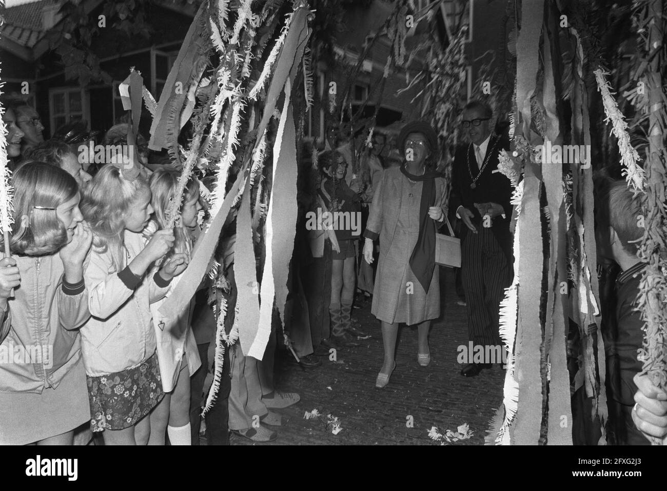 Queen Juliana visits municipalities Rhoon, Poortugaal and Maassluis ( South Holland ), Queen Juliana looks at achievements of children in Trefcentrum De Korn in, September 24, 1971, children, queens, The Netherlands, 20th century press agency photo, news to remember, documentary, historic photography 1945-1990, visual stories, human history of the Twentieth Century, capturing moments in time Stock Photo