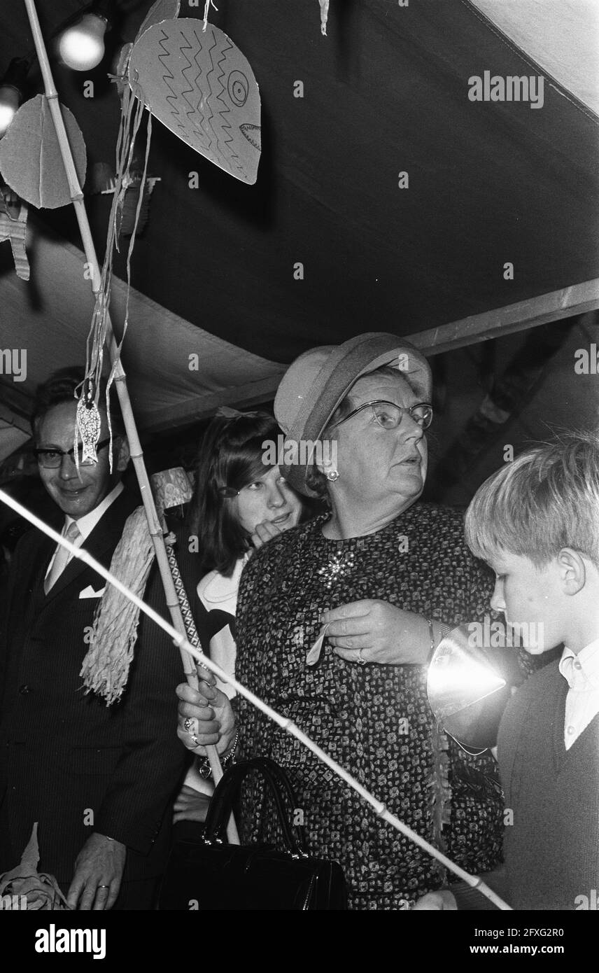 Queen Juliana visits Reformed Civil Orphanage Coen Cuserhuis in Haarlem. queen Juliana visits the fairground tent, she fishes (close-up) 2x, October 31, 1969, visits, fairs, queens, The Netherlands, 20th century press agency photo, news to remember, documentary, historic photography 1945-1990, visual stories, human history of the Twentieth Century, capturing moments in time Stock Photo