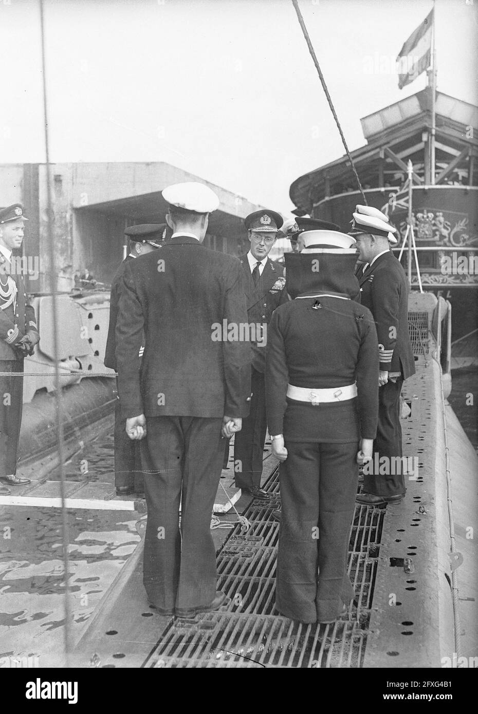 Forty-year jubilee Submarine Service. Prince Bernhard during visit to Waalhaven, June 18, 1947, ports, anniversaries, navy, The Netherlands, 20th century press agency photo, news to remember, documentary, historic photography 1945-1990, visual stories, human history of the Twentieth Century, capturing moments in time Stock Photo