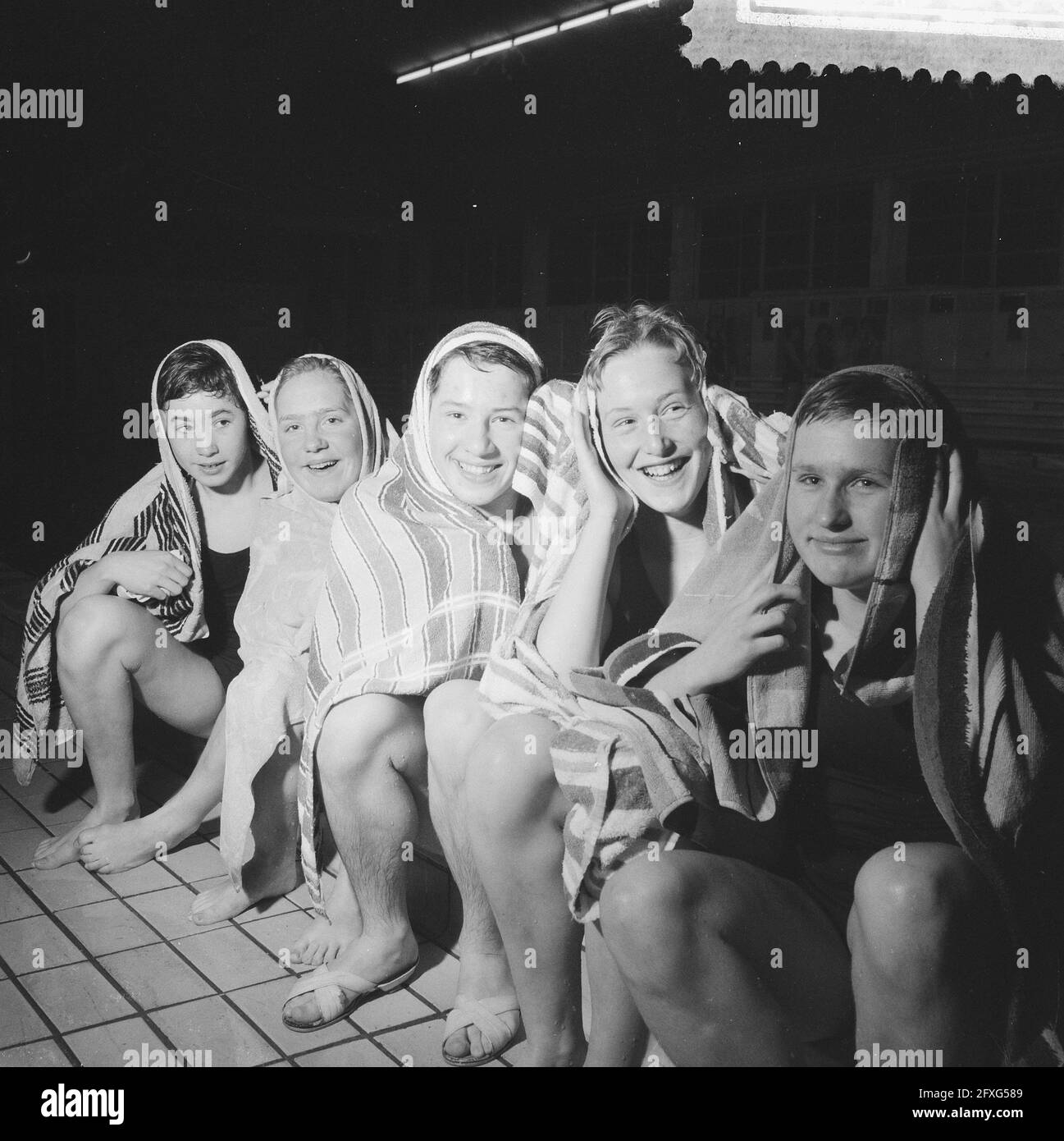 Improvement of two Dutch records by the swimming club Naarden, from left to right Adrie Lasterie, T. Lagerberg, Dini Koopman, Willy Lambour and Marianne Heemskerk, March 10, 1960, swimming clubs, The Netherlands, 20th century press agency photo, news to remember, documentary, historic photography 1945-1990, visual stories, human history of the Twentieth Century, capturing moments in time Stock Photo