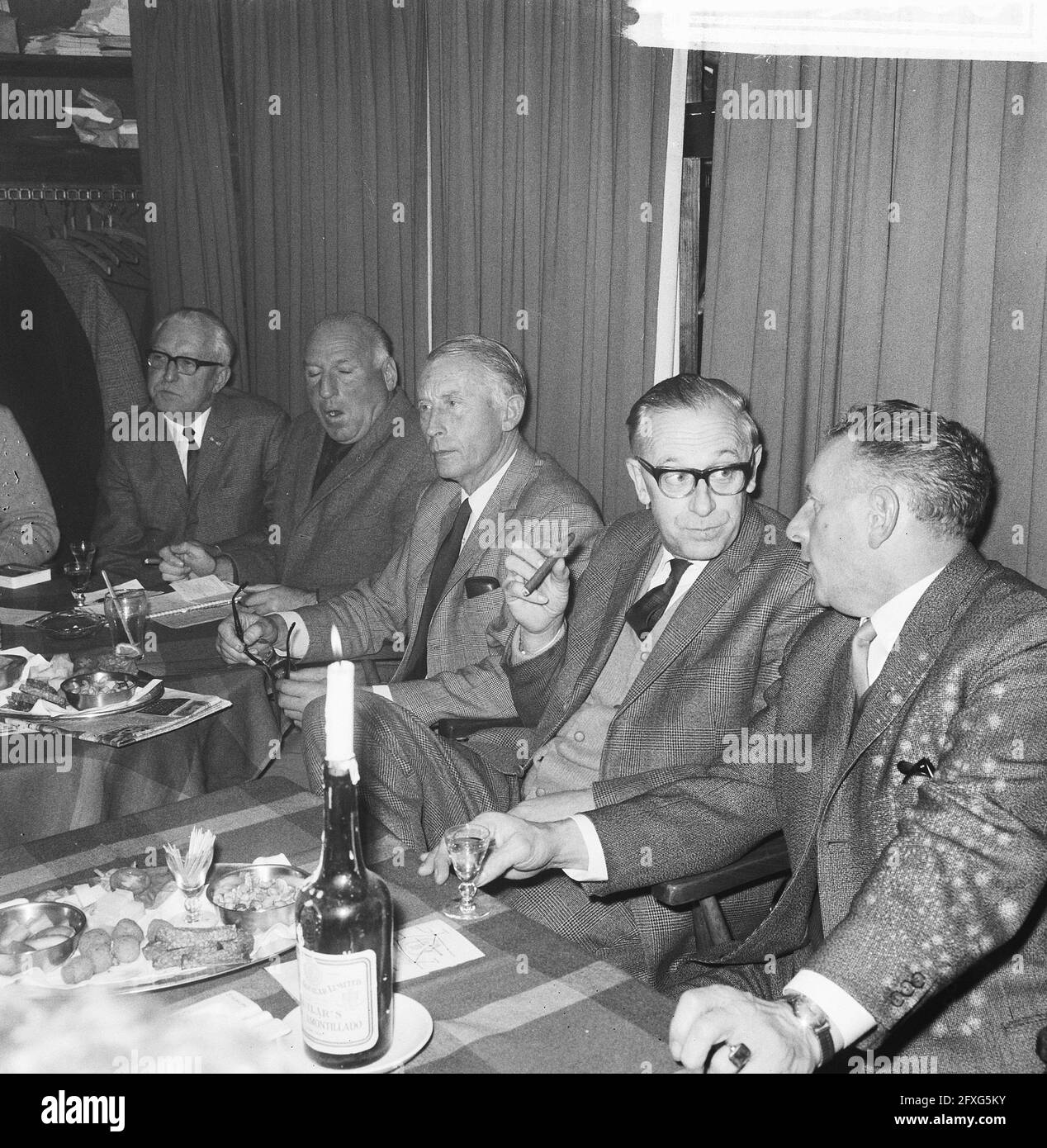 Association Club of the Hundred (fishing); convivial meeting, December 16, 1965, alcoholic beverages, meetings, associations, The Netherlands, 20th century press agency photo, news to remember, documentary, historic photography 1945-1990, visual stories, human history of the Twentieth Century, capturing moments in time Stock Photo