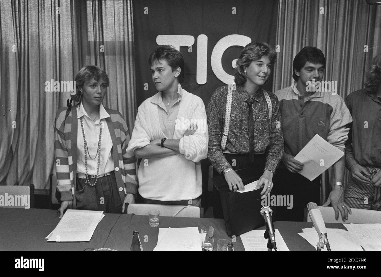Meeting of the Association of Topsport(st)ers (TIG); fltr: boardmembers Ria Visser, Bettine Vriesekoop, Marcella Mesker (pres.) and Hein Vergeer, October 13, 1986, sports, athletes, associations, meetings, The Netherlands, 20th century press agency photo, news to remember, documentary, historic photography 1945-1990, visual stories, human history of the Twentieth Century, capturing moments in time Stock Photo