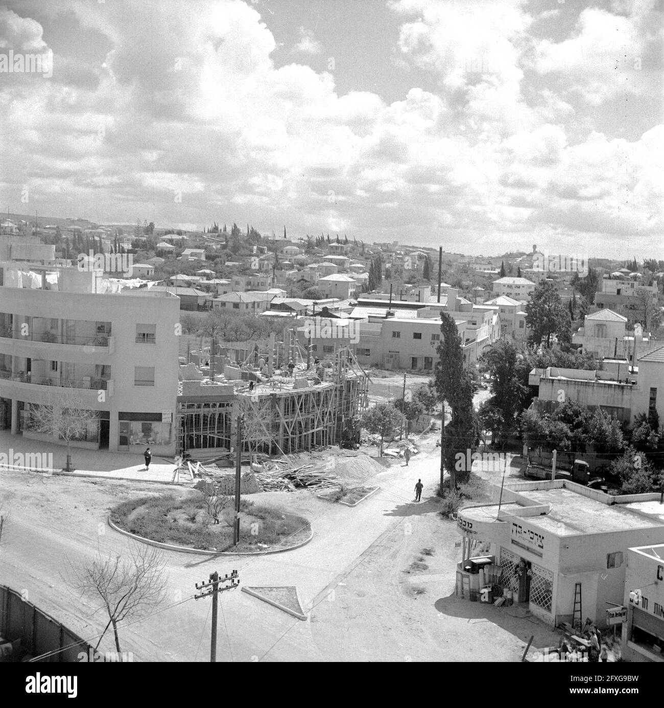 Traffic plaza near the Assis citrus juice factory on the Tel Aviv to Haifa road with stores, flats and a complex under construction. January 1, 1948, The Netherlands, 20th century press agency photo, news to remember, documentary, historic photography 1945-1990, visual stories, human history of the Twentieth Century, capturing moments in time Stock Photo