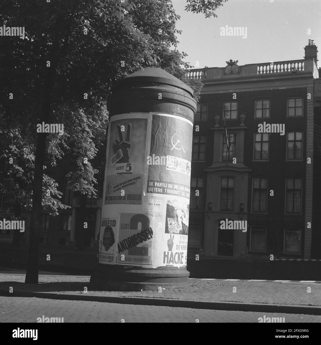 Elections 1946. Advertising column (peperbus) with election posters in Amsterdam, May 8, 1946, posters, political parties, street furniture, elections, The Netherlands, 20th century press agency photo, news to remember, documentary, historic photography 1945-1990, visual stories, human history of the Twentieth Century, capturing moments in time Stock Photo