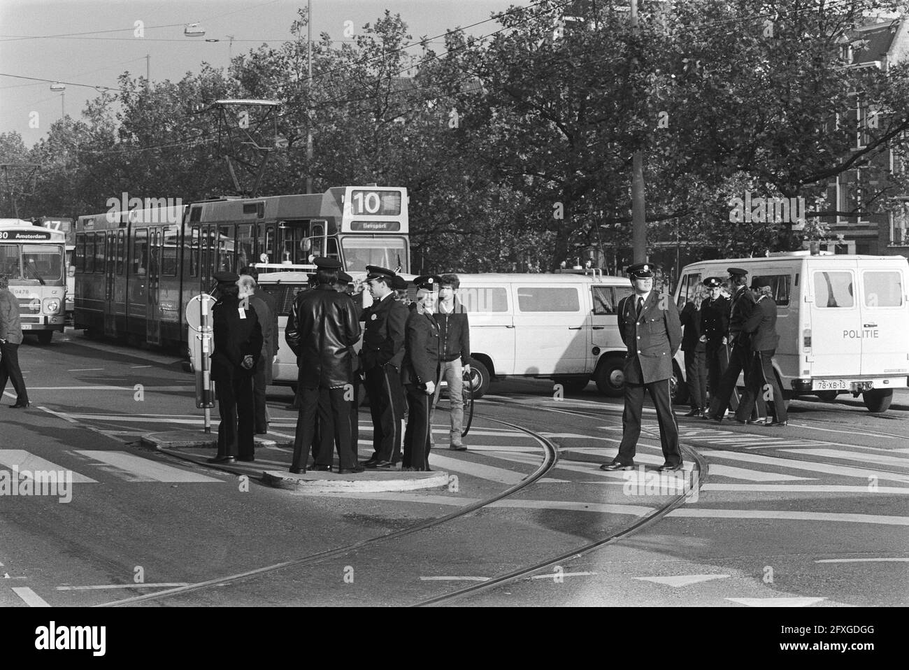 Barricading the intersection at the main office, November 7, 1983, actions, cars, blockades, wage and price policy, police, The Netherlands, 20th century press agency photo, news to remember, documentary, historic photography 1945-1990, visual stories, human history of the Twentieth Century, capturing moments in time Stock Photo