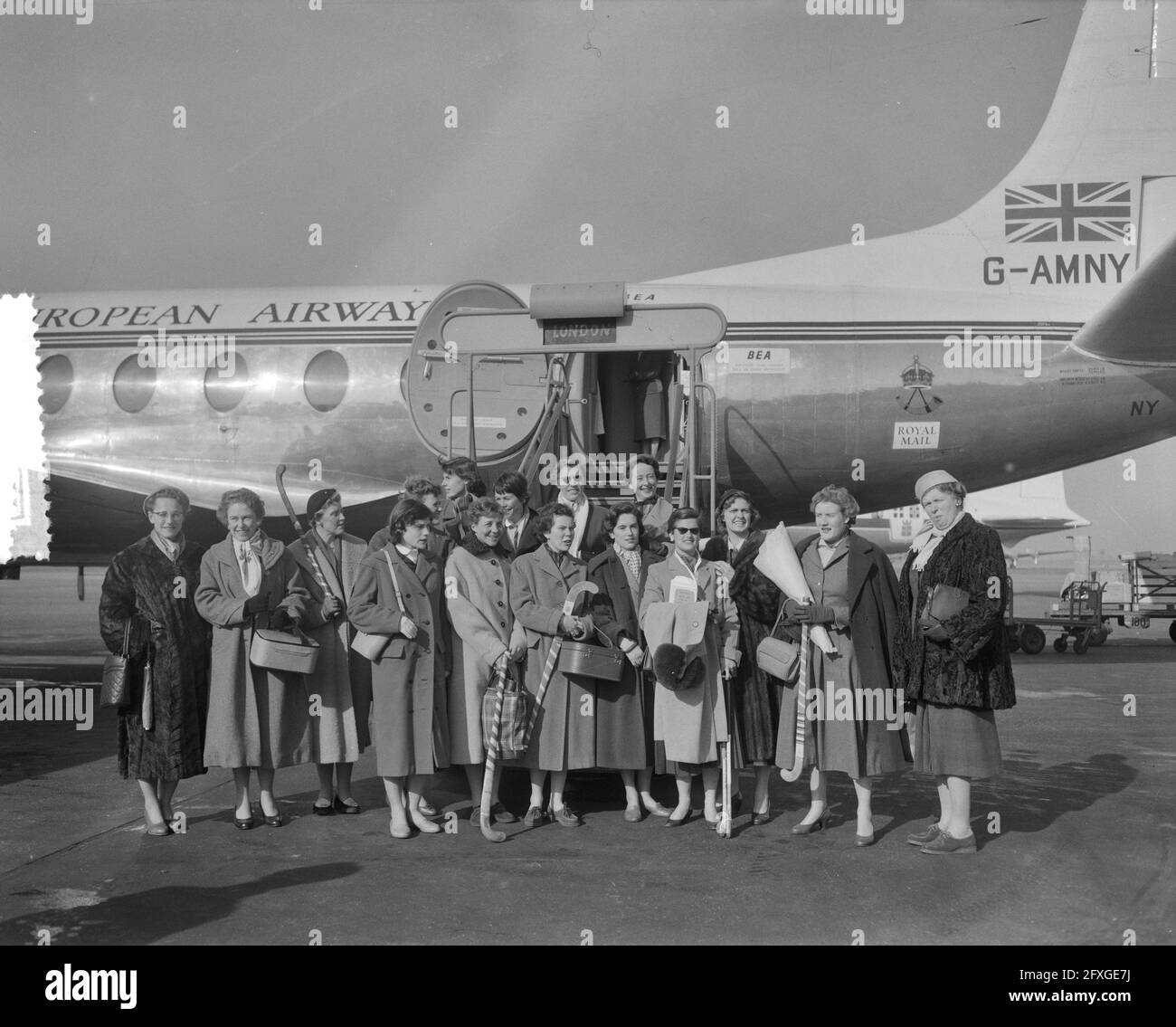 Departure of ladies Hockey team to Edinburgh, March 1, 1957, DEPARTURE, field hockey teams, The Netherlands, 20th century press agency photo, news to remember, documentary, historic photography 1945-1990, visual stories, human history of the Twentieth Century, capturing moments in time Stock Photo