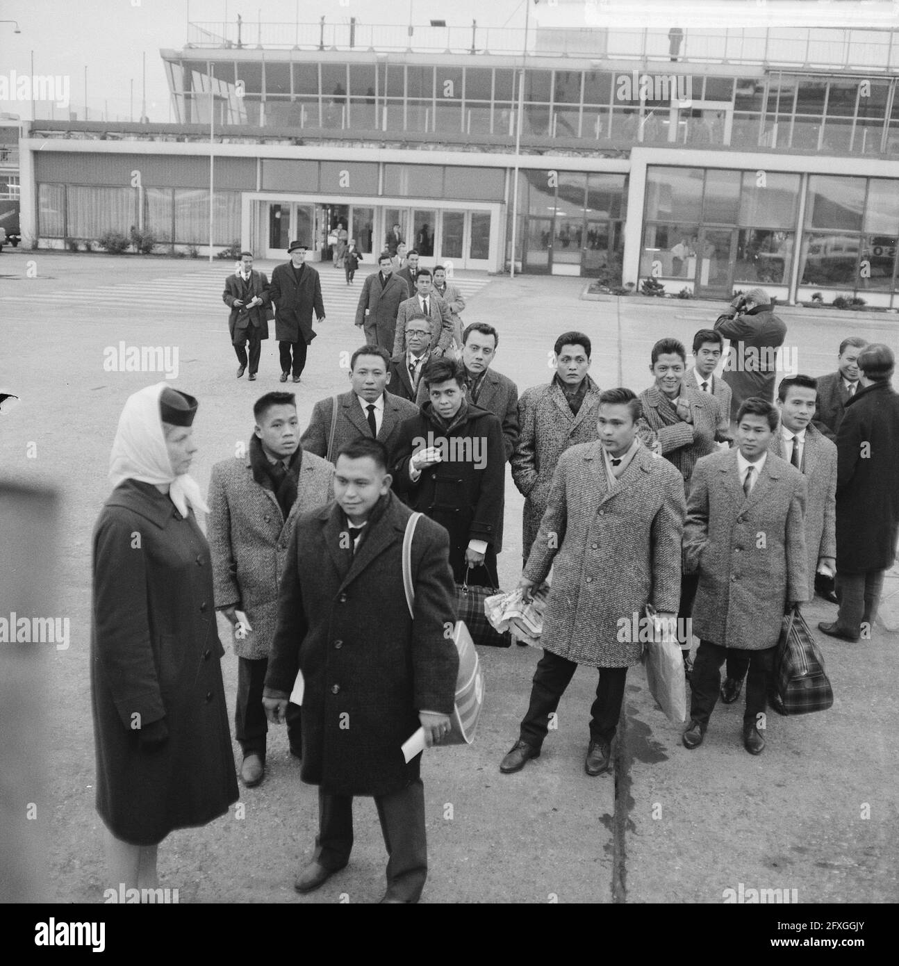 Departure from Schiphol of Filipino sailors, February 11, 1965, SEALS, departures, The Netherlands, 20th century press agency photo, news to remember, documentary, historic photography 1945-1990, visual stories, human history of the Twentieth Century, capturing moments in time Stock Photo