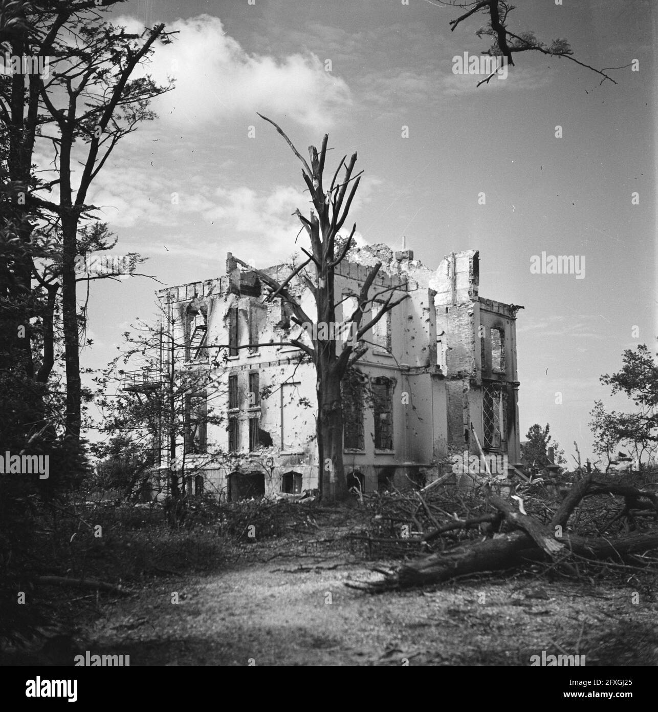 [Destroyed villa], June 1945, buildings, second world war, destruction, The Netherlands, 20th century press agency photo, news to remember, documentary, historic photography 1945-1990, visual stories, human history of the Twentieth Century, capturing moments in time Stock Photo