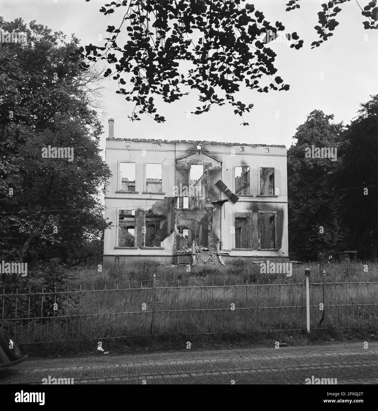 [Destroyed villa], June 1945, buildings, second world war, destruction, The Netherlands, 20th century press agency photo, news to remember, documentary, historic photography 1945-1990, visual stories, human history of the Twentieth Century, capturing moments in time Stock Photo