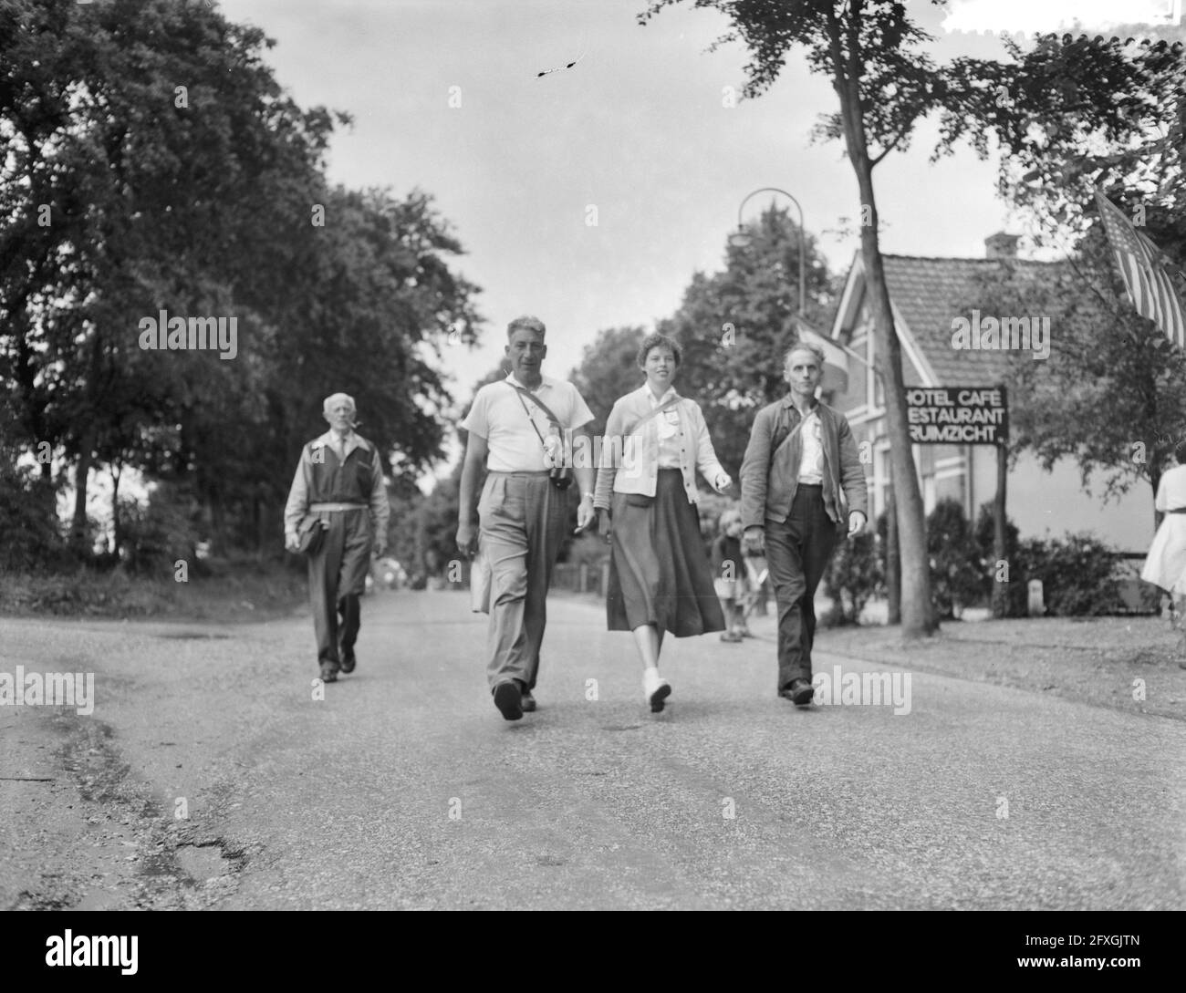 Four-day distance marches in Apeldoorn, orders for the Typhoon in Zaandam,  July 23, 1958, VIERDAAGSE, The Netherlands, 20th century press agency  photo, news to remember, documentary, historic photography 1945-1990,  visual stories, human