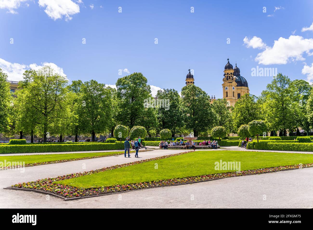 Blick auf die Theatinerkirche vom Hofgarten der Residenz aus, München Stock Photo