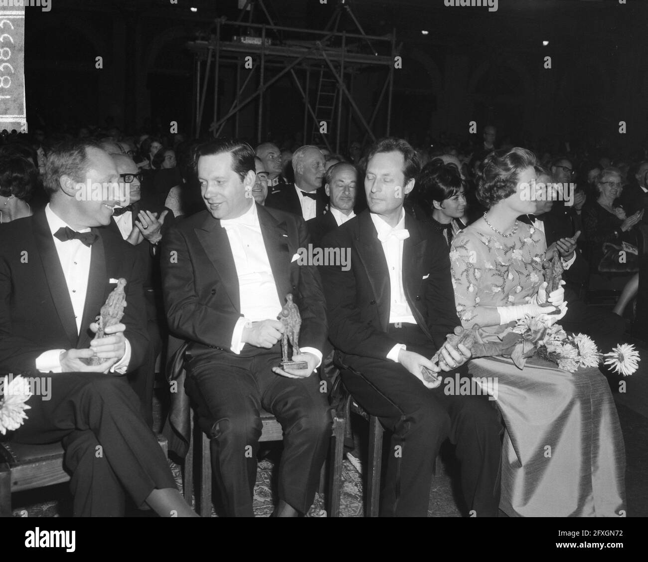 Four Edison winners; from left to right violinists Herman Krebbers and Arthur Grumiaux, conductor Carlo Maria Giulini and Mrs. Soames (daughter of Winston Churchill), October 29, 1965, classical music, musicians, awards, prize presentations, The Netherlands, 20th century press agency photo, news to remember, documentary, historic photography 1945-1990, visual stories, human history of the Twentieth Century, capturing moments in time Stock Photo