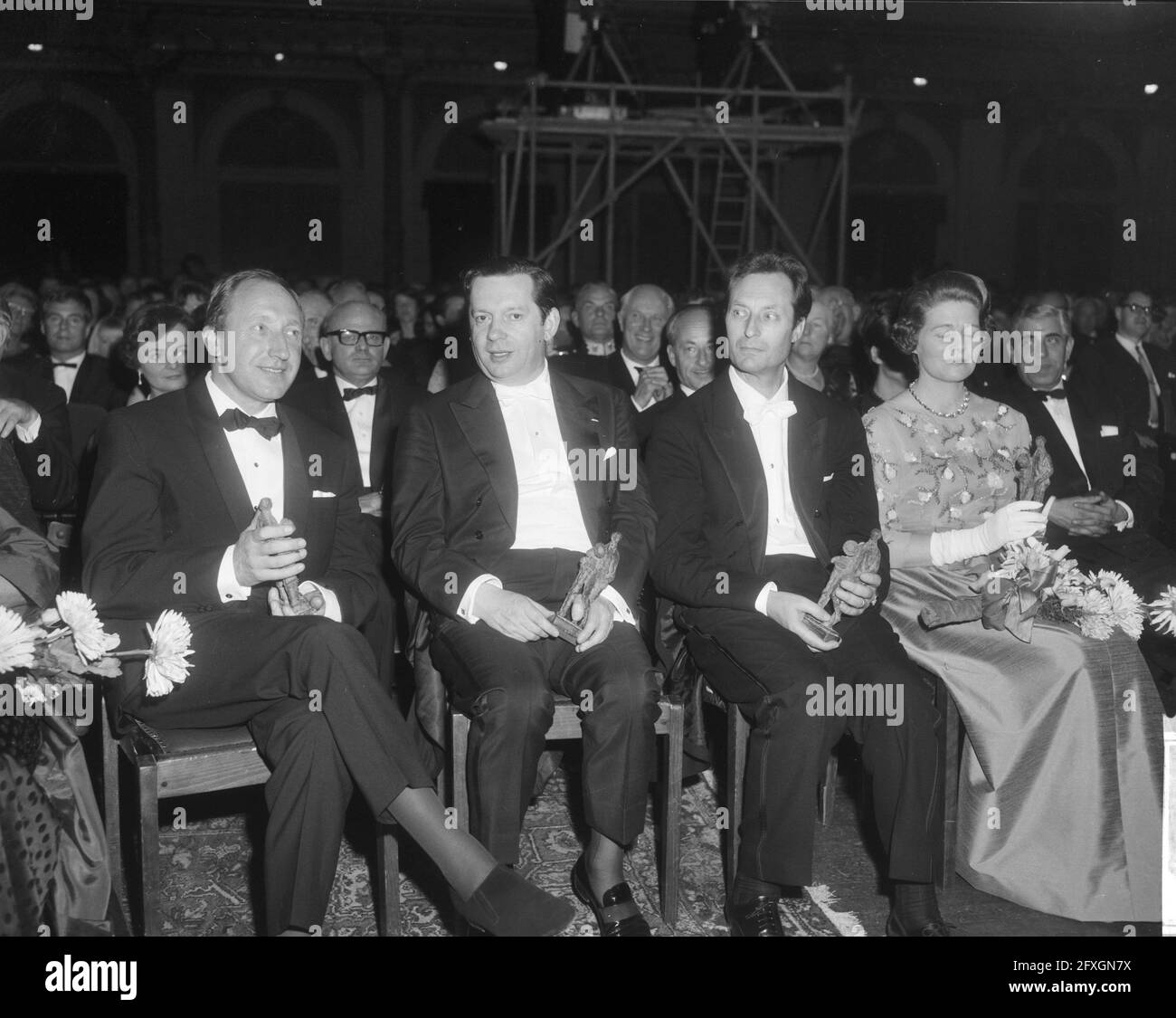 Four Edison winners; from left to right violinists Herman Krebbers and Arthur Grumiaux, conductor Carlo Maria Giulini and Mrs. Soames (daughter of Winston Churchill), October 29, 1965, classical music, musicians, awards, award ceremonies, The Netherlands, 20th century press agency photo, news to remember, documentary, historic photography 1945-1990, visual stories, human history of the Twentieth Century, capturing moments in time Stock Photo