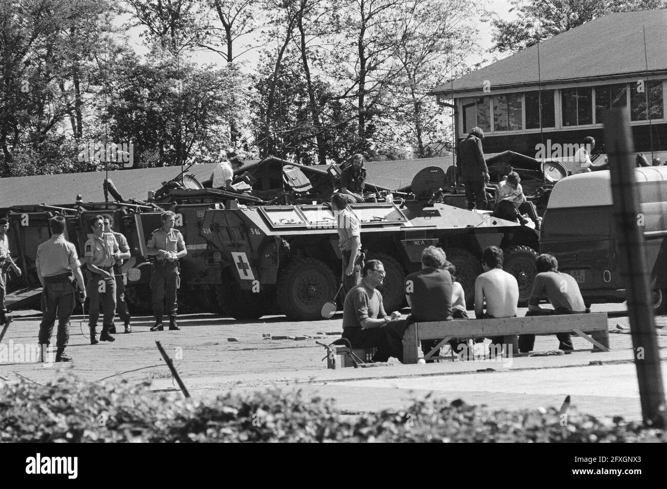 Fifth, sixth, seventh day hostage taking school Bovensmilde (Whitsun); soldiers around school play badminton, 28 May 1977, badminton, hostages, military, armored vehicles, schools, sports, The Netherlands, 20th century press agency photo, news to remember, documentary, historic photography 1945-1990, visual stories, human history of the Twentieth Century, capturing moments in time Stock Photo