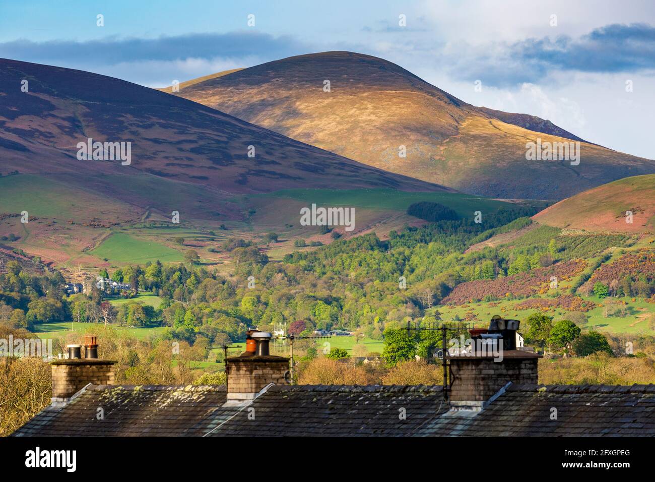 Across the rooftops of Braithwaite Village houses towards ‘Little Man’ near Skiddaw, Lake District, England Stock Photo