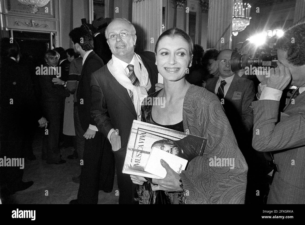 - Milano, 7 dicembre 1982, inaugurazione della stagione lirica del teatro Alla Scala, Carla Fracci col marito, il regista Beppe Mereghetti Stock Photo